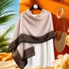 وشاح وردي فاتح اللون بني مزخرف أسود على خلفية بيضاء على الحافة Specification image